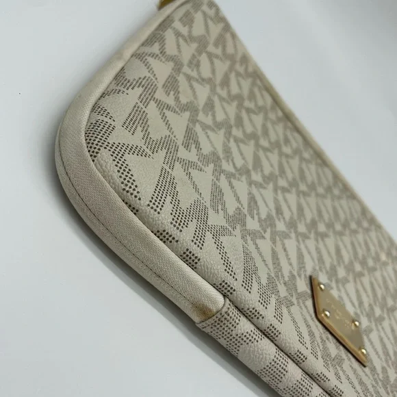 Michael Kors Laptop Case - Picture 2 of 14